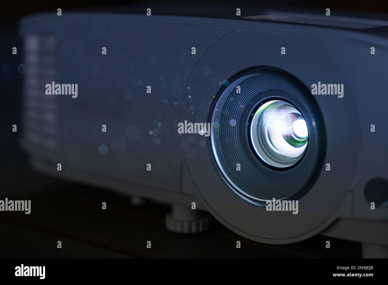 Projecteur Home Cinéma dans l'obscurité Banque D'Images
