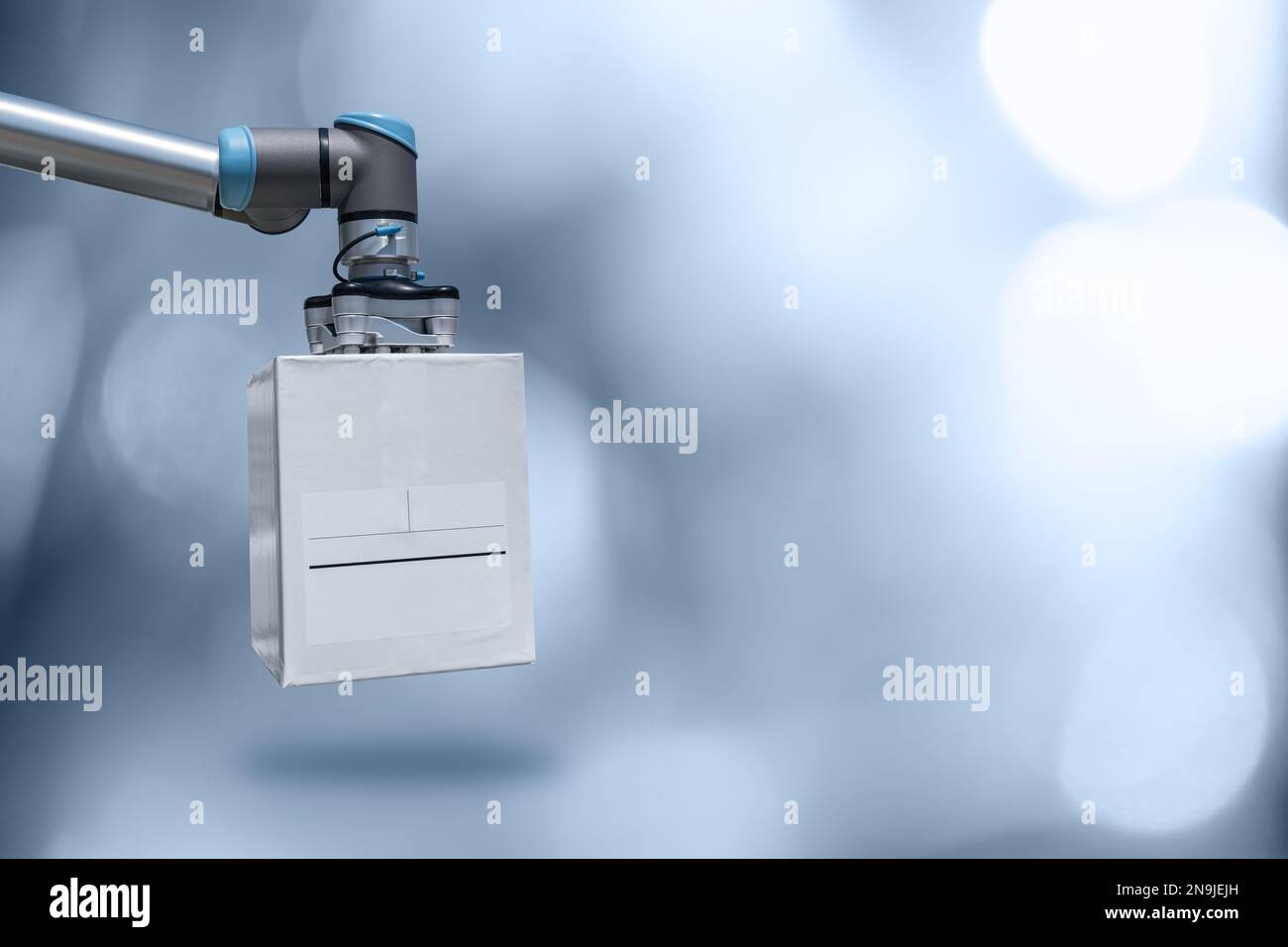 Bras du robot avec boîte sur fond gris. Concept Smart Industry 4,0 Banque D'Images