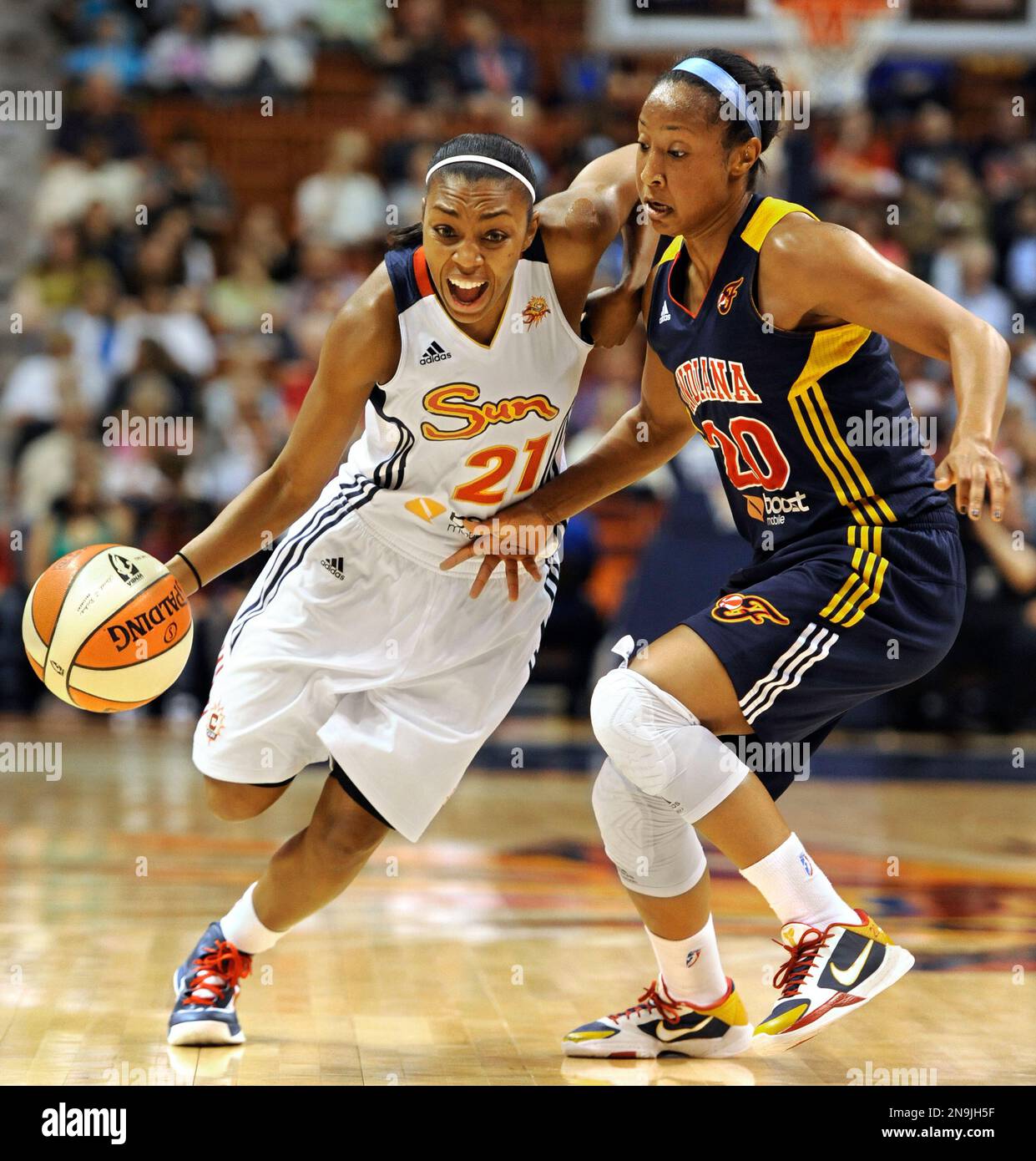Connecticut Sun's Renee Montgomery, left, is guarded by Indiana Fever's Briann January in the half of a WNBA basketball game in Uncasville, Conn., Tuesday, June 19, 2012. (AP Photo/Jessica Hill) Banque D'Images