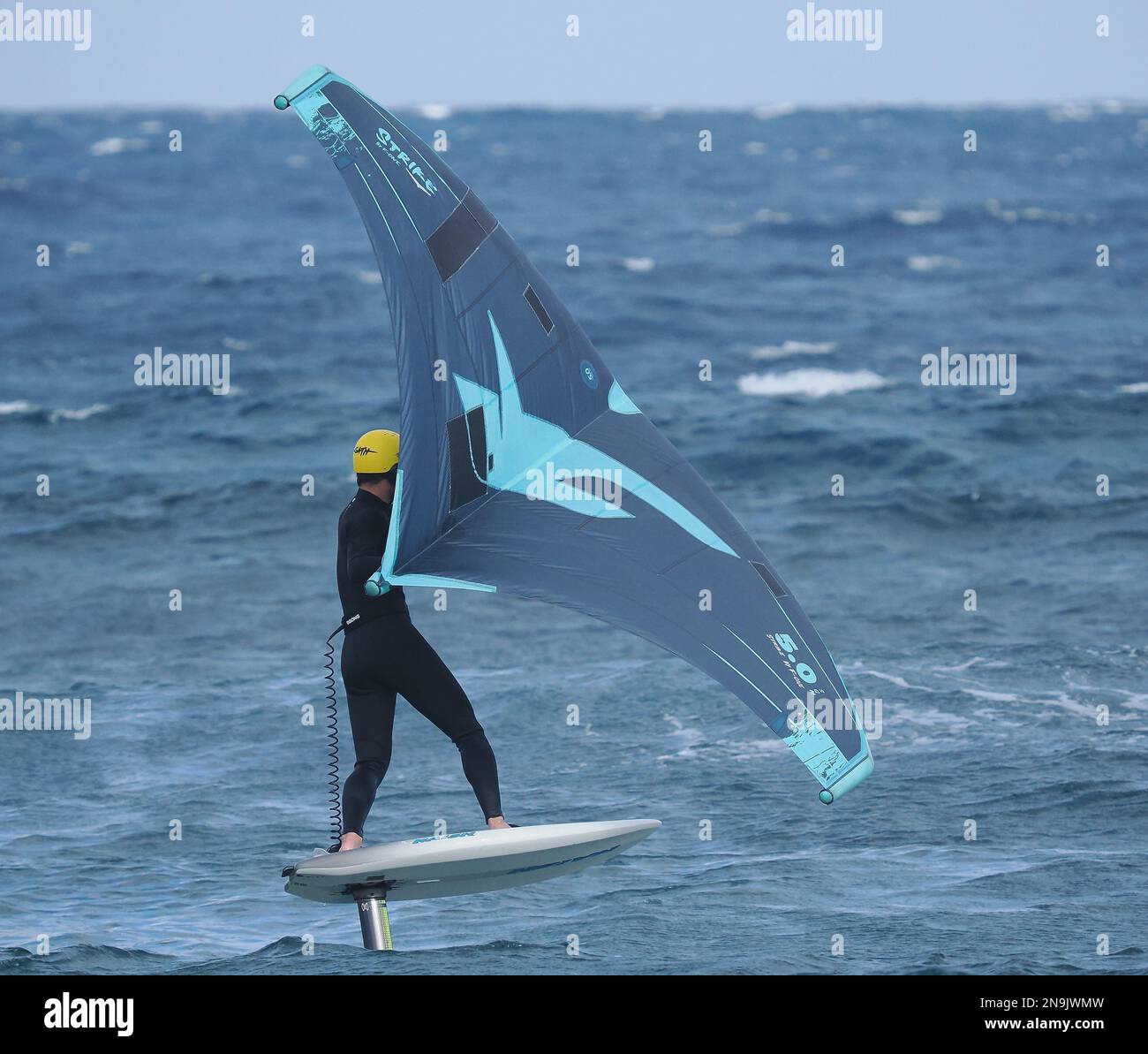 Même les habitants de la région se rassemblent à Costa Teguise pour le vent et les vagues pour profiter de leur sport. Banque D'Images