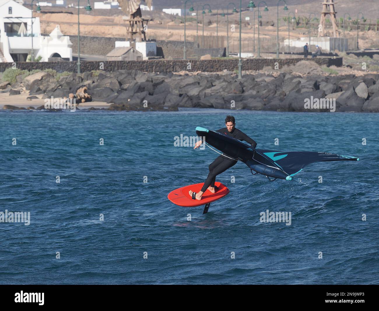 Même les habitants de la région se rassemblent à Costa Teguise pour le vent et les vagues pour profiter de leur sport. Banque D'Images