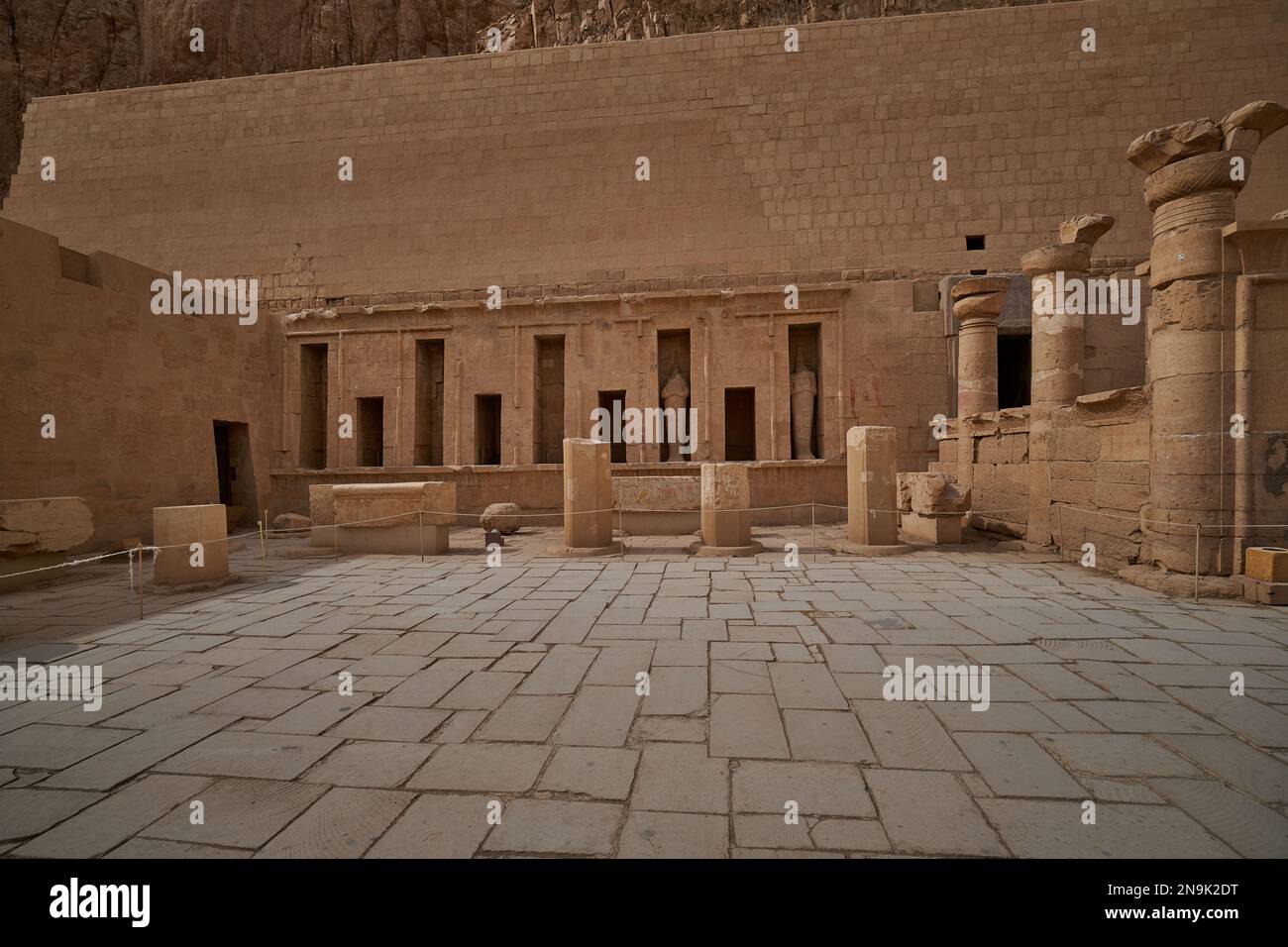 Temple mortuaire de hatshepsout à Louxor, en Égypte, construit sous le règne du Pharaon Hatshepsout de la dix-huitième dynastie d'Égypte. Vue de jour Banque D'Images