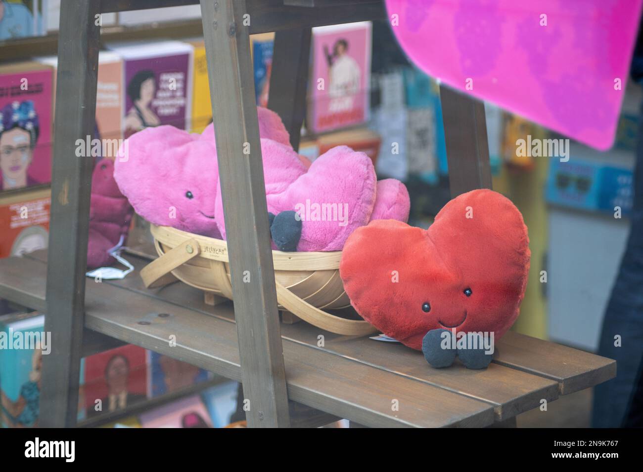 Londres, Royaume-Uni – 10 février 2023 : magasins du centre de Londres décorés de coeurs rouges, prêts pour les amoureux à acheter des cadeaux de la Saint-Valentin. Credit: Sinai Noor/Alay Live News Banque D'Images