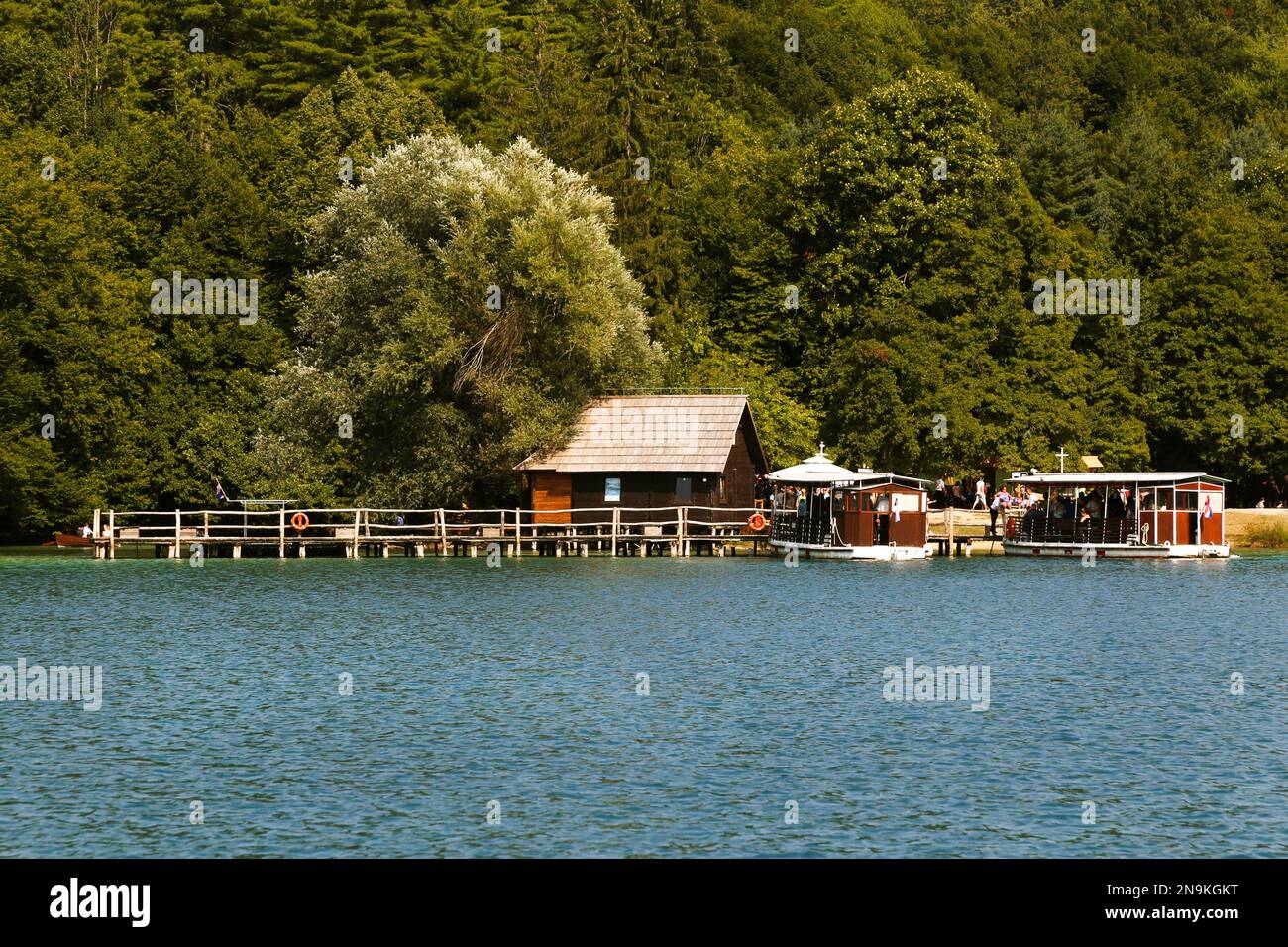 Un quai dans le parc national des lacs de Plitvice, Croatie. Banque D'Images