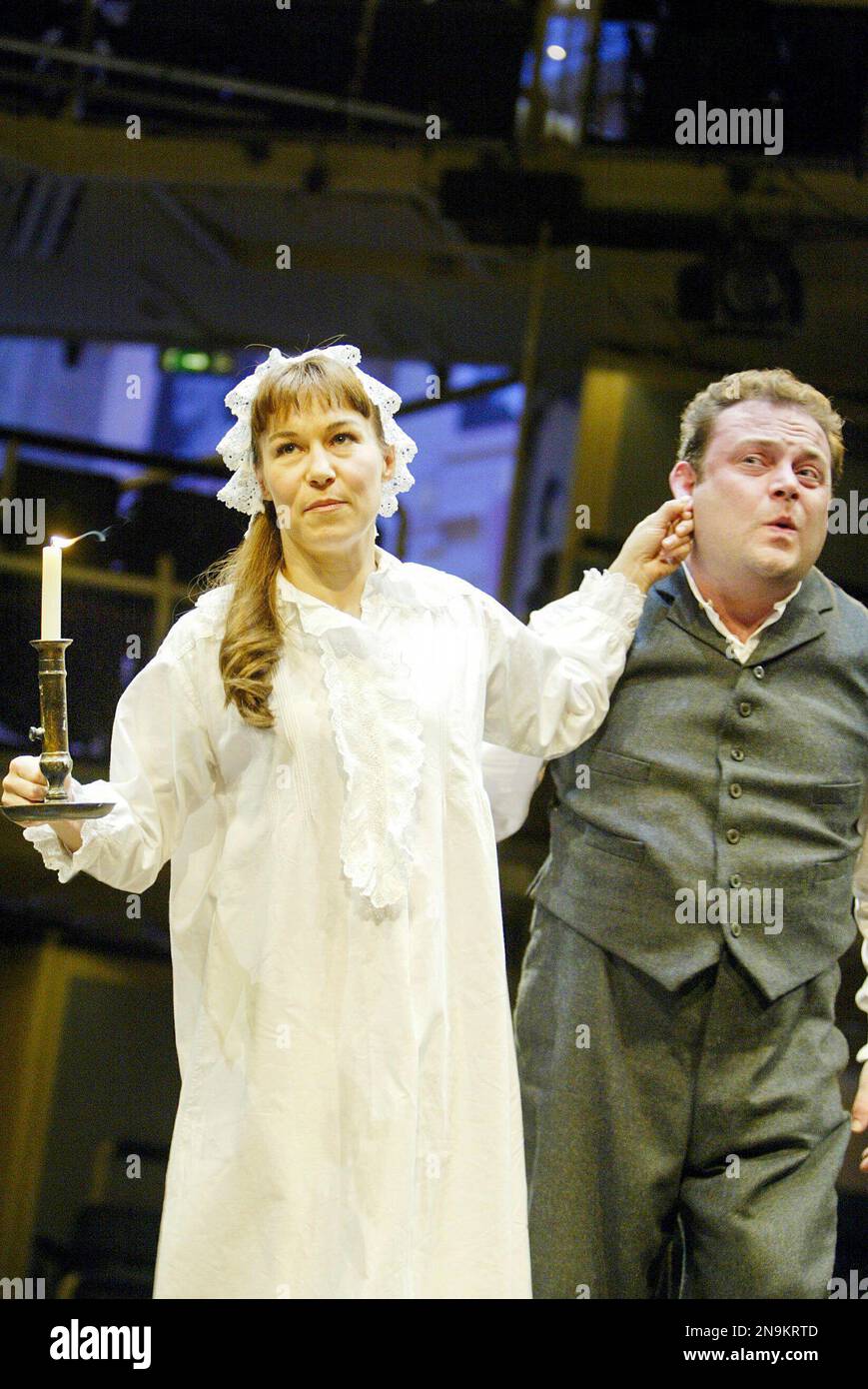 Joanna Riding (Maggie Hobson), John Thomson (Willie Mossop) au CHOIX DE HOBSON par Harold Brightouse au Royal Exchange Theatre, Manchester, Angleterre 19/05/2003 design: Johanna Bryant éclairage: Jason Taylor directeur: Braham Murray Banque D'Images