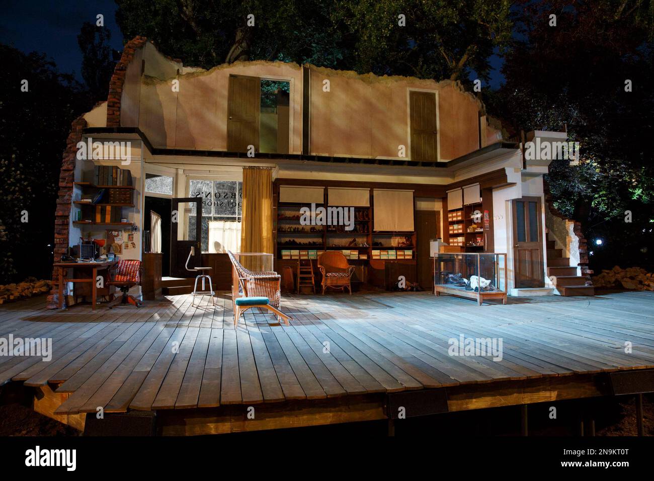 Stage design for HOBSON'S CHOICE by Harold Brightouse at the Open Air Theatre, Regent's Park, Londres NW1 17/06/2014 design: Ben Stones éclairage: Oliver Fenwick réalisateur: Nadia Fall Banque D'Images