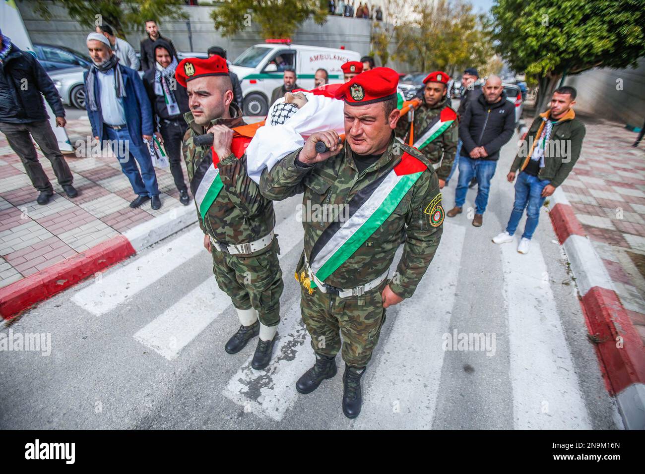 Naplouse, Palestine. 12th févr. 2023. (NOTE DE LA RÉDACTION : l'image dépeint la mort) les forces de sécurité nationales palestiniennes portent le corps de Mitthqal Rayan palestinien (46), à ses funérailles lors d'une cérémonie militaire à Naplouse. Ryan a été tué par balle par un colon juif alors qu'il était dans sa maison. Crédit : SOPA Images Limited/Alamy Live News Banque D'Images