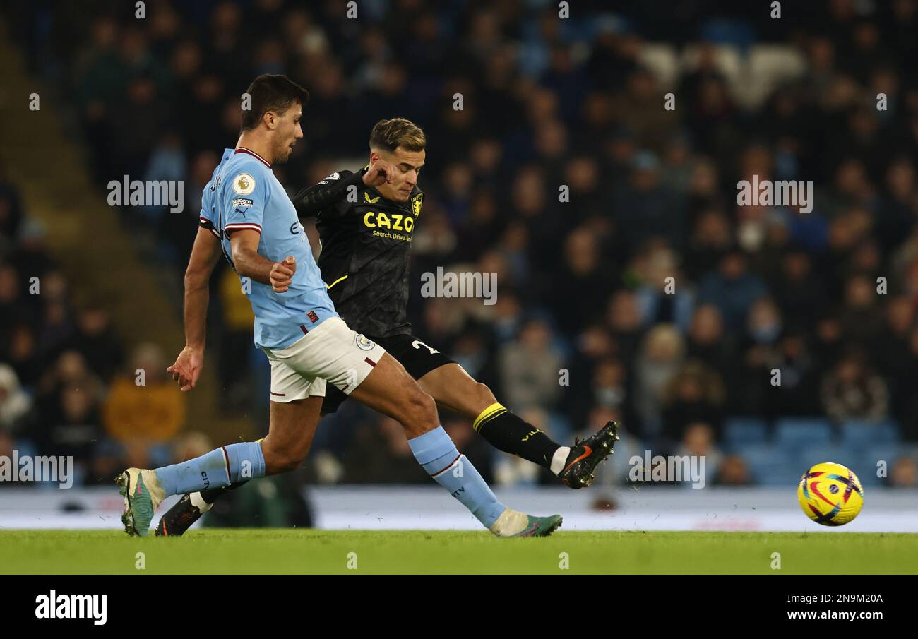 Manchester, Royaume-Uni. 12th févr. 2023. Rodri de Manchester City s'attaque à Philippe Coutinho d'Aston Villa lors du match de la première ligue au Etihad Stadium, Manchester. Crédit photo à lire : Darren Staples/Sportimage crédit : Sportimage/Alay Live News Banque D'Images