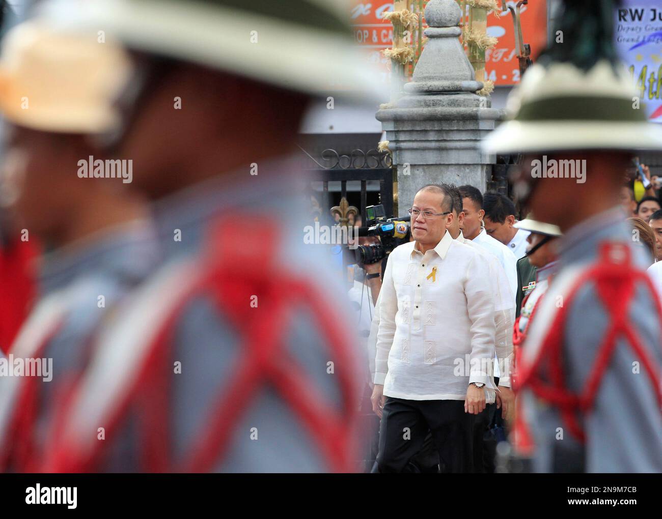 Philippine President Benigno Aquino III, center, arrives to lead the flag-raising rites to celebrate the 114th declaration of Philippine Independence Tuesday June 12, 2012 at the historic Barasoain church at Malolos city, Bulacan province, north of Manila, Philippines. Barasoain Church was the site of the proclamation of the 1st Philippine Republic in 1899. (AP Photo/Bullit Marquez) Banque D'Images