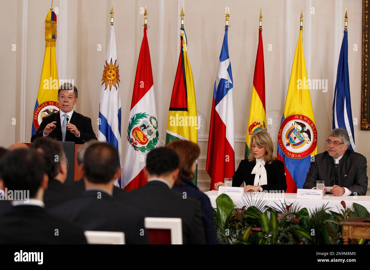 Colombia's President Juan Manuel Santos, left, delivers a speech during a meeting of the Union of South American Nations , UNASUR, in Bogota, Colombia, Monday, June 11, 2012. At right is Paraguay's President Fernando Lugo, and second from left, former Secretary General of UNASUR, Maria Emma Mejia. (AP Photo/Fernando Vergara) Banque D'Images