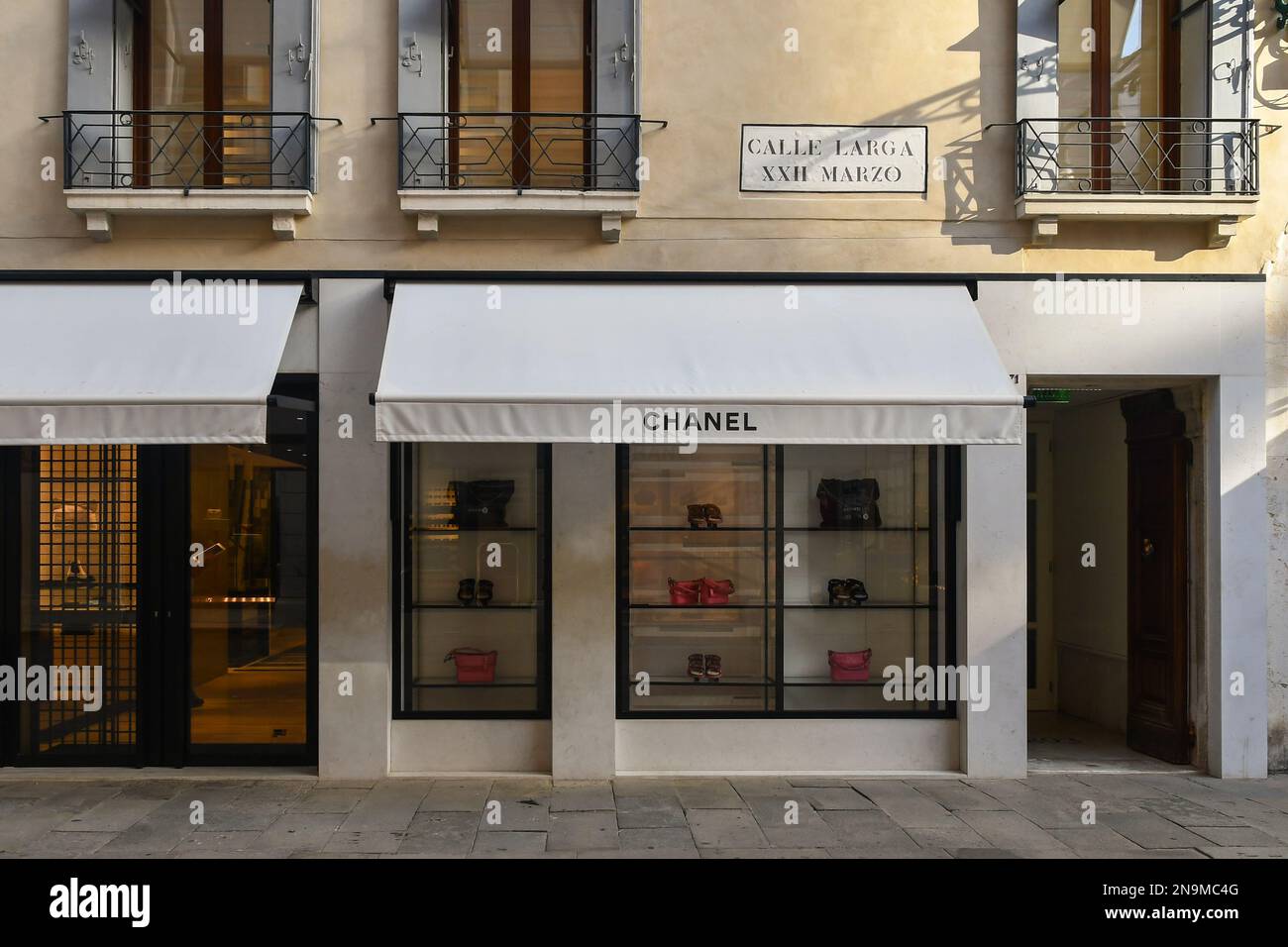 Facade chanel store shop in Banque de photographies et d'images à haute  résolution - Alamy