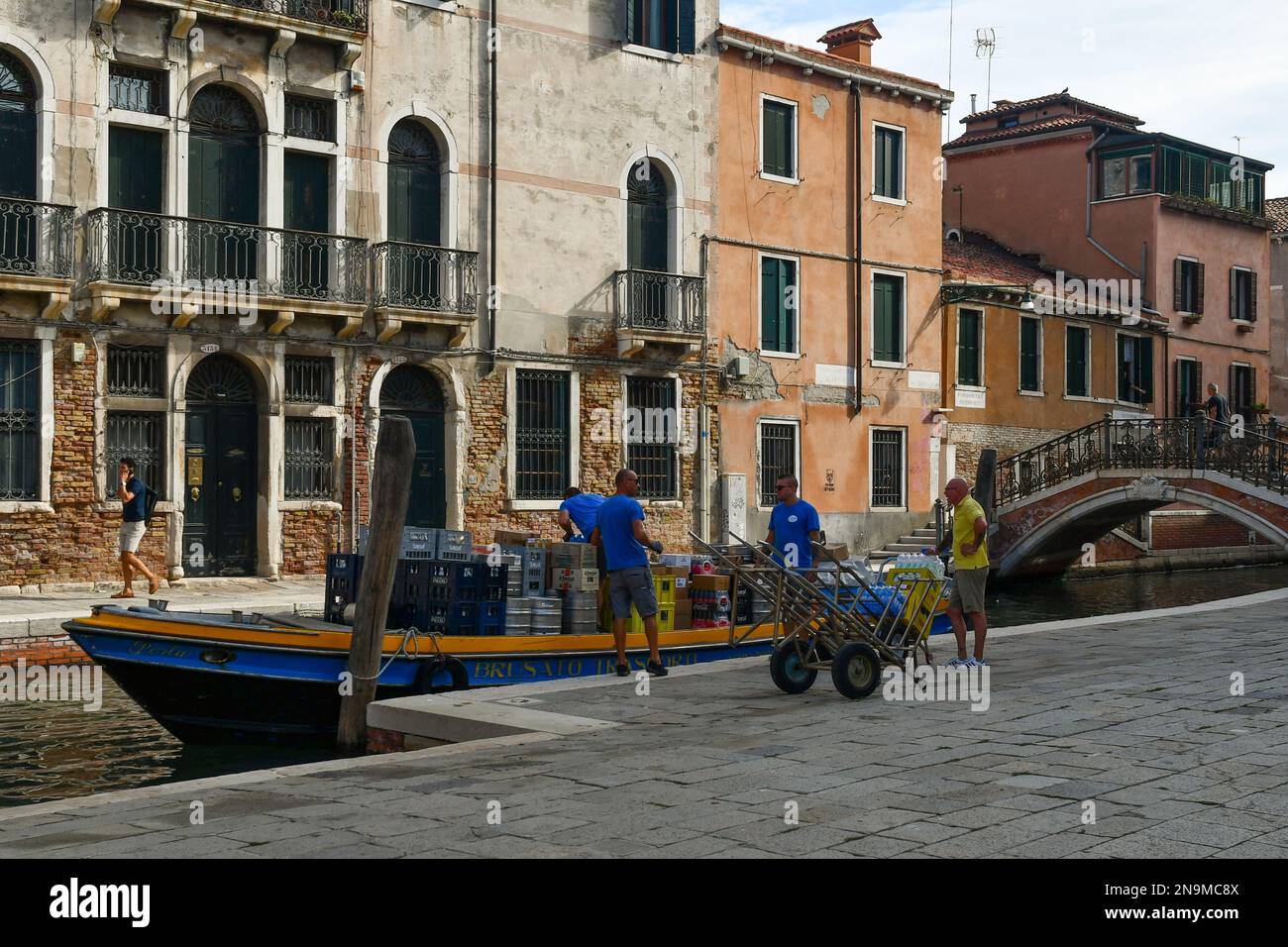 Déchargement des provisions d'un bateau sur le canal Rio de San Barnaba dans la sestiere de Dorsoduro en été, Venise, Vénétie, Italie Banque D'Images
