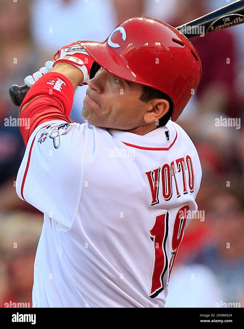 Cincinnati Reds' Joey Votto watches his three-run home run in the third inning of a baseball game against the Detroit Tigers, Friday, June 8, 2012, in Cincinnati. (AP Photo/Al Behrman) Banque D'Images