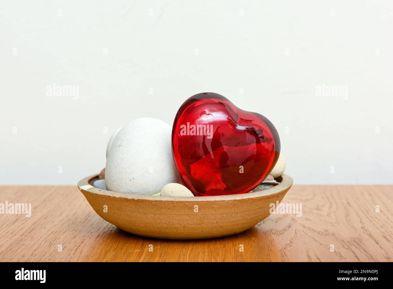 verre amour coeur en forme de galet dans un bol d'ornements Banque D'Images