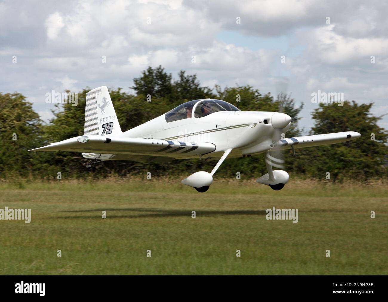 Un avion léger Vans RV-7 part d'un aérodrome privé dans East Sussex Banque D'Images