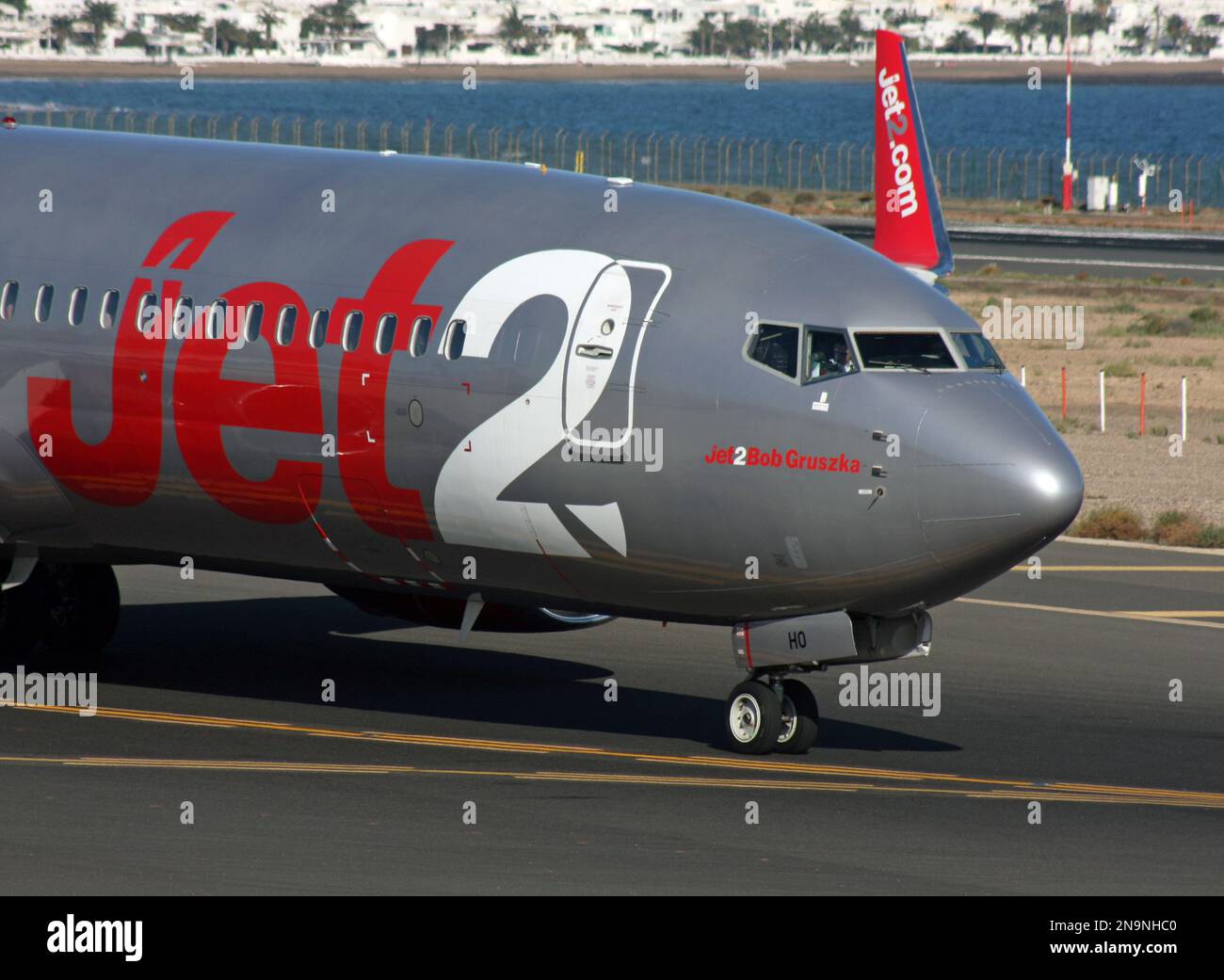 Un Boeing 737-800 de Jet2 attendant de quitter l'aéroport de Lanzarote Arrecife (îles Canaries) Banque D'Images