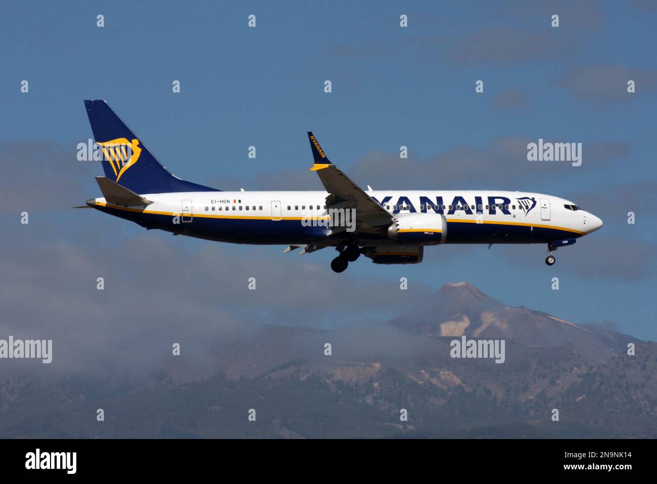 Un Boeing 737-8-200 MAX de Ryanair approchant les îles Canaries de l'aéroport de Tenerife Sud Banque D'Images