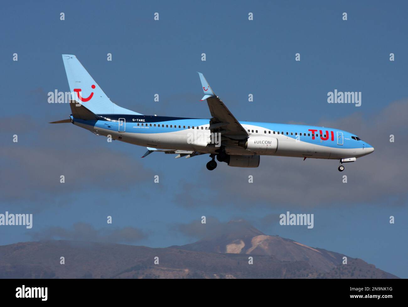 Un Boeing 737-800 de TUI approchant l'aéroport de Tenerife Sud Banque D'Images