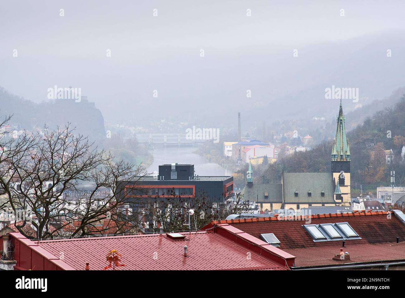 Usti nad Labem (Aussig an der Elbe), Tchéquie. A droite : Église de l'Assomption, au milieu : rivière Elbe avec porte-écluse de Strekov, à gauche : château de Strekov Banque D'Images