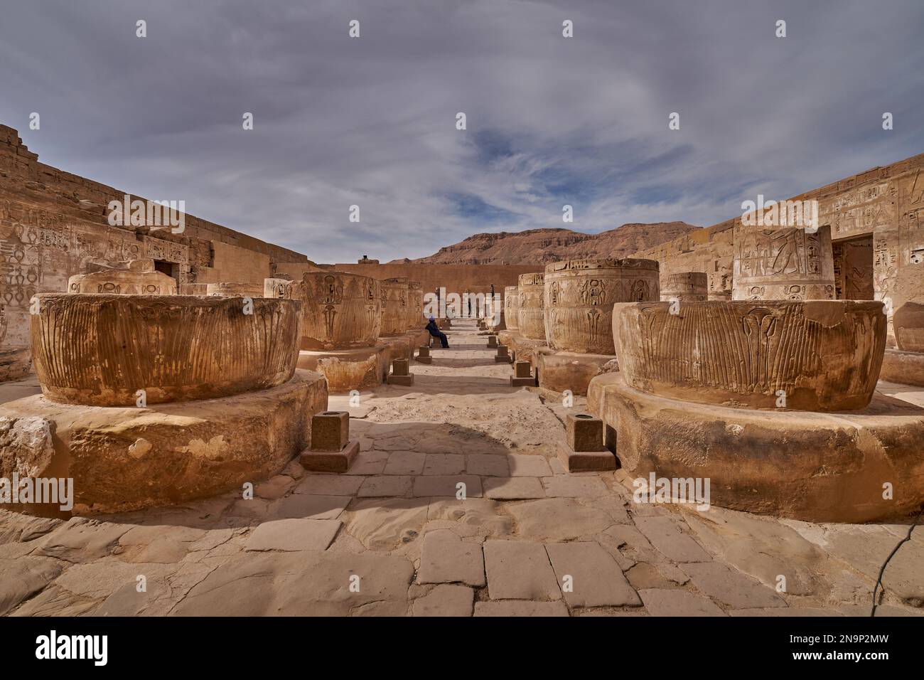 Hiéroglyphes et colonnes au temple mortuaire de Ramsès III à Medinet Habu à Louxor, en Égypte Banque D'Images