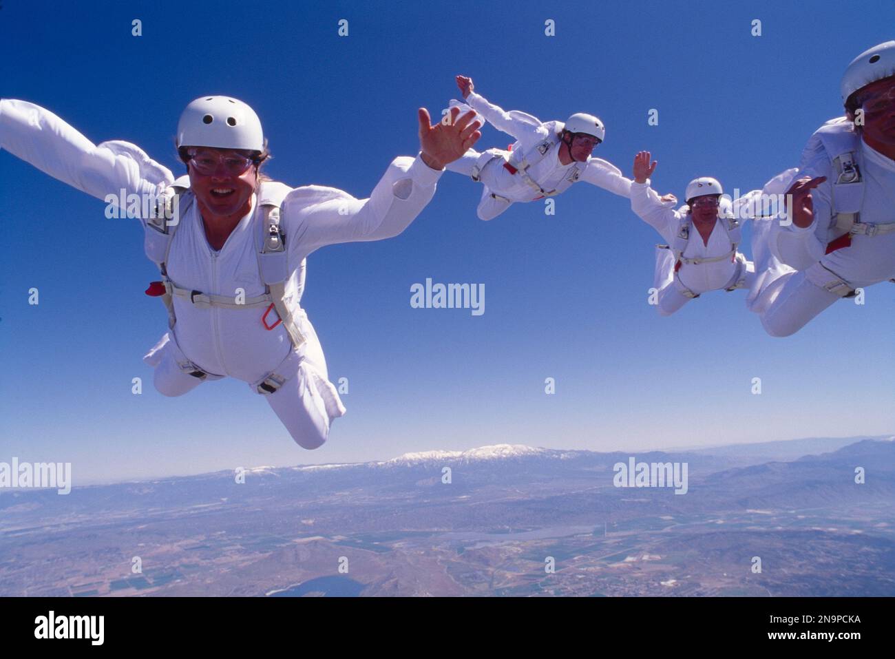 Cinq parachutistes en formation Banque D'Images