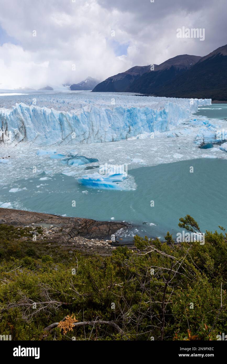Le célèbre glacier et la vue naturelle de Perito Moreno avec les eaux glacées de Lago Argentino en Patagonie, Argentine, Amérique du Sud Banque D'Images