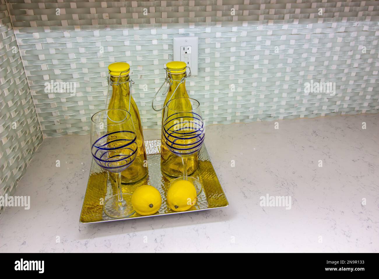 Plateau de service avec deux verres et deux bouteilles Banque D'Images