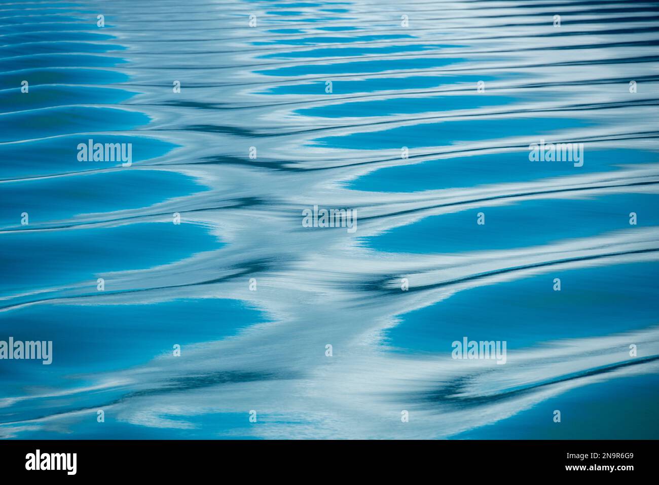 Réflexions sur les ondulations de l'eau bleue, Endicott Arm - Ford's Terror Wilderness, Inside passage, Alaska ; Alaska, États-Unis d'Amérique Banque D'Images