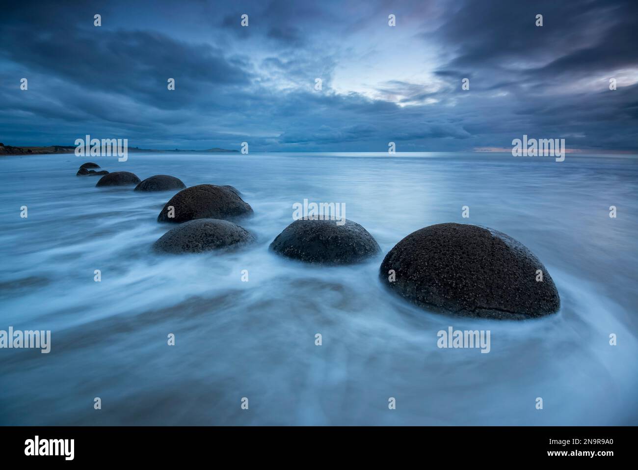 Photo rehaussée en couleur des Moeraki Boulders le long d'un tronçon de Koekohe Beach. ; Hampden Beach, Nouvelle-Zélande Banque D'Images