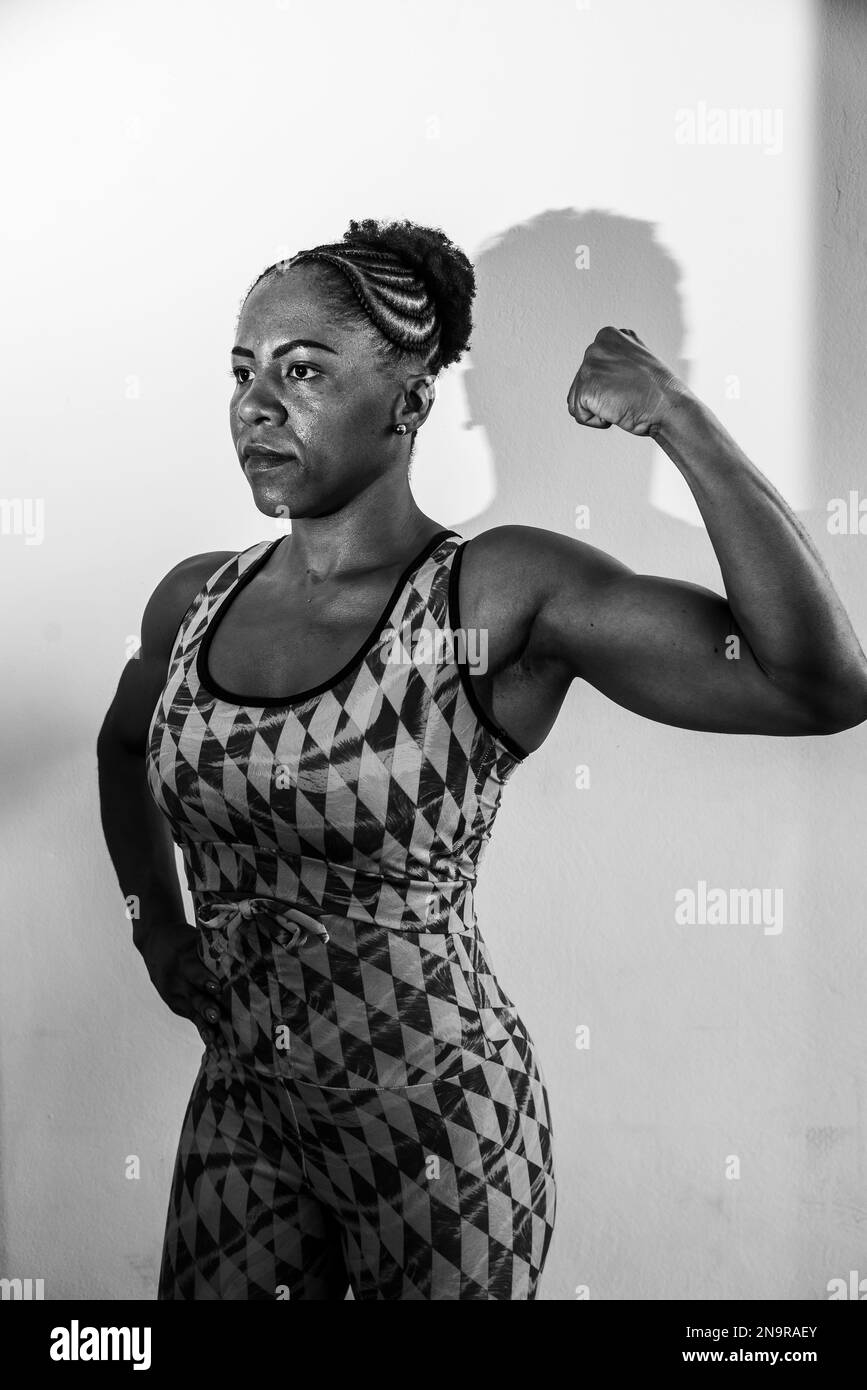 Belle femme montrant les muscles supérieurs. isolé sur fond blanc. Banque D'Images