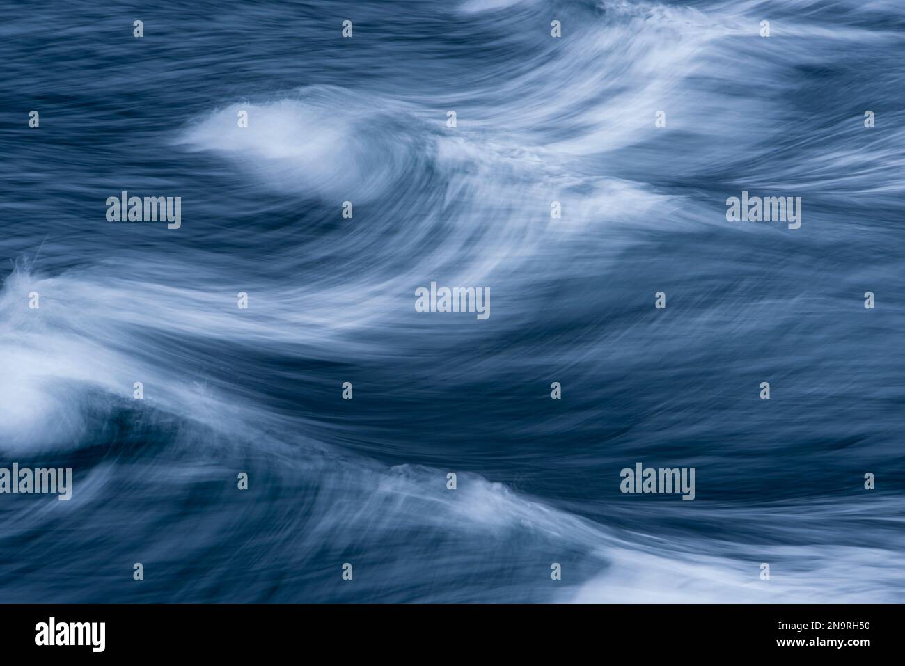 Gros plan des vagues avec mouvement en bleu et blanc, vu d'un bateau sur Milford Sound en Nouvelle-Zélande ; South Island, Nouvelle-Zélande Banque D'Images