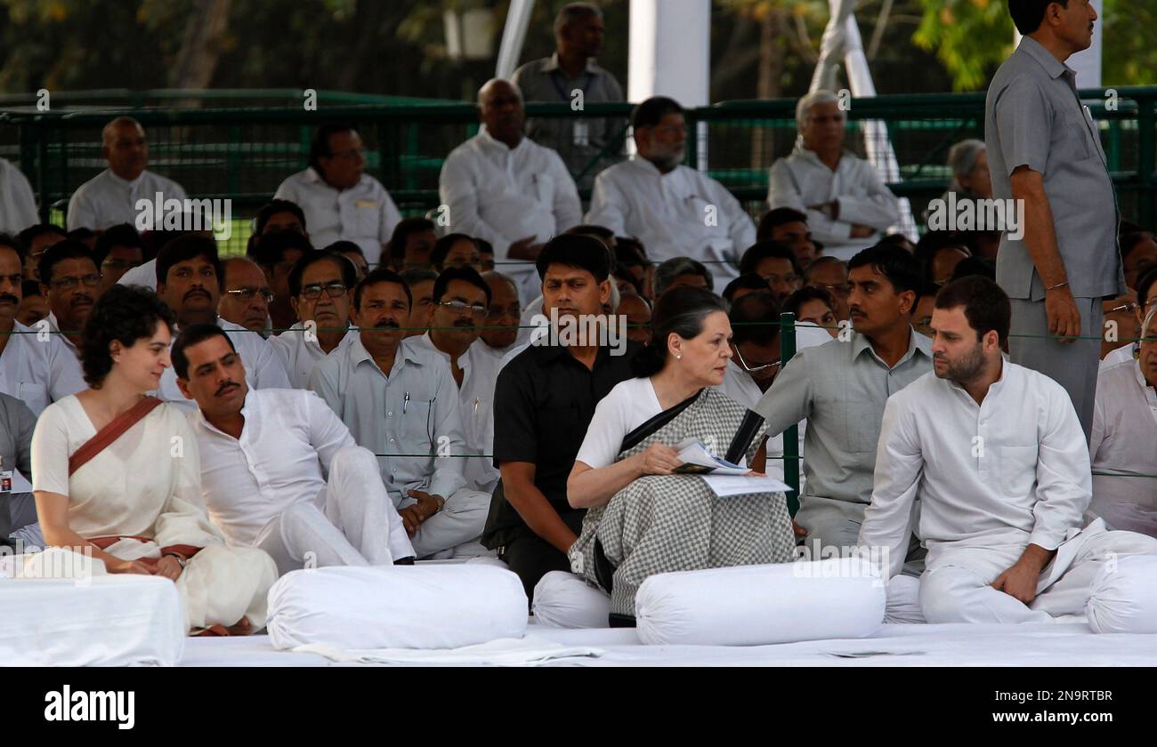 Congress Party President and wife of former Indian Prime Minister Rajiv Gandhi, Sonia Gandhi, second right, sits with son Rahul Gandhi, right, daughter Priyanka Gandhi, left, and son-in-law Robert Vadra, second left, during a memorial ceremony on occasion of the death anniversary of Rajiv Gandhi, in New Delhi, India, Monday, May 21, 2012. Rajiv Gandhi was killed in a suicide bomb attack on May 21, 1991 in Tamil Nadu during a poll campaign. (AP Photo/Saurabh Das) Banque D'Images