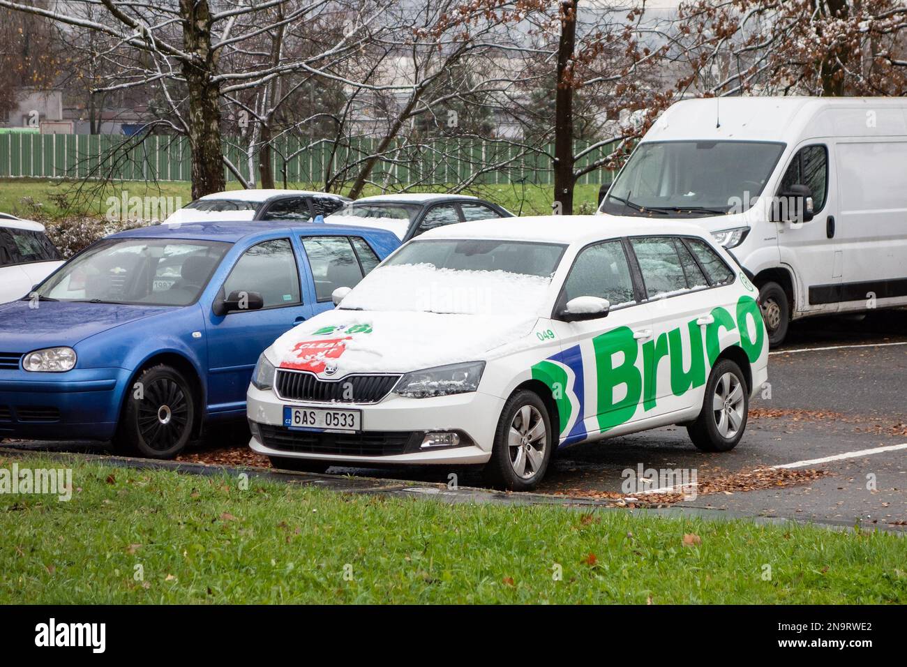 HAVIROV, RÉPUBLIQUE TCHÈQUE - 18 NOVEMBRE 2022 : voiture de domaine Skoda Fabia Combi de la société Bruco qui fournit des services de nettoyage Banque D'Images HAVIROV, RÉPUBLIQUE TCHÈQUE - 18 NOVEMBRE 2022 : voiture de domaine Skoda Fabia Combi de la société Bruco qui fournit des services de nettoyage Banque D'Images