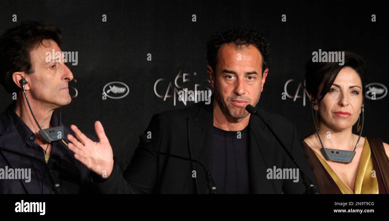 Actor Nando Paone, left, director Matteo Garrone and actress Loredana Simioli attend a press conference for Reality at the 65th international film festival, in Cannes, southern France, Friday, May 18, 2012. (AP Photo/Virginia Mayo) Banque D'Images