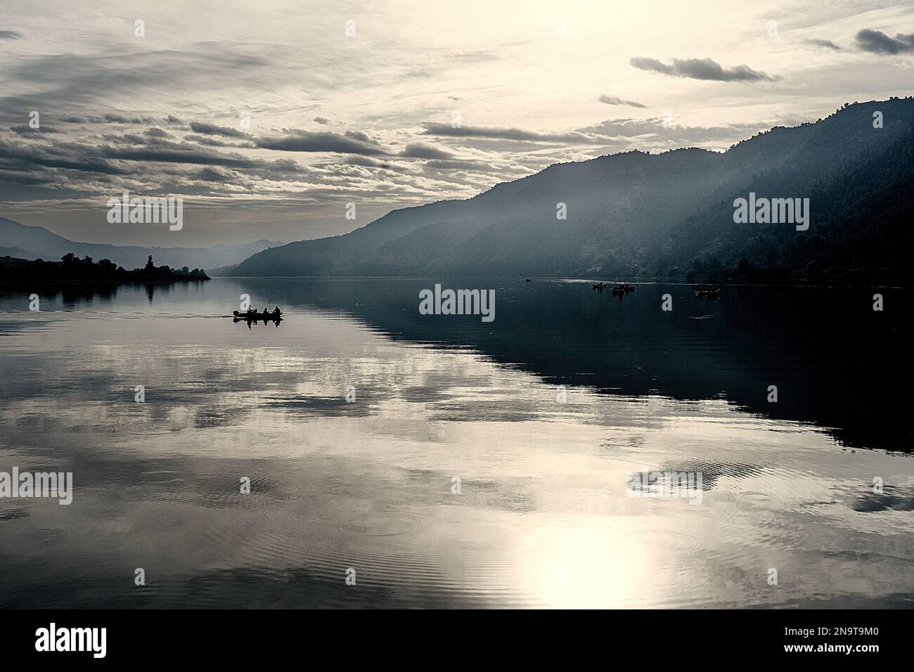 Bateaux avec pêcheurs sur un réservoir du Rio Ebros près de Mequinenza en Catalogne, Espagne Banque D'Images