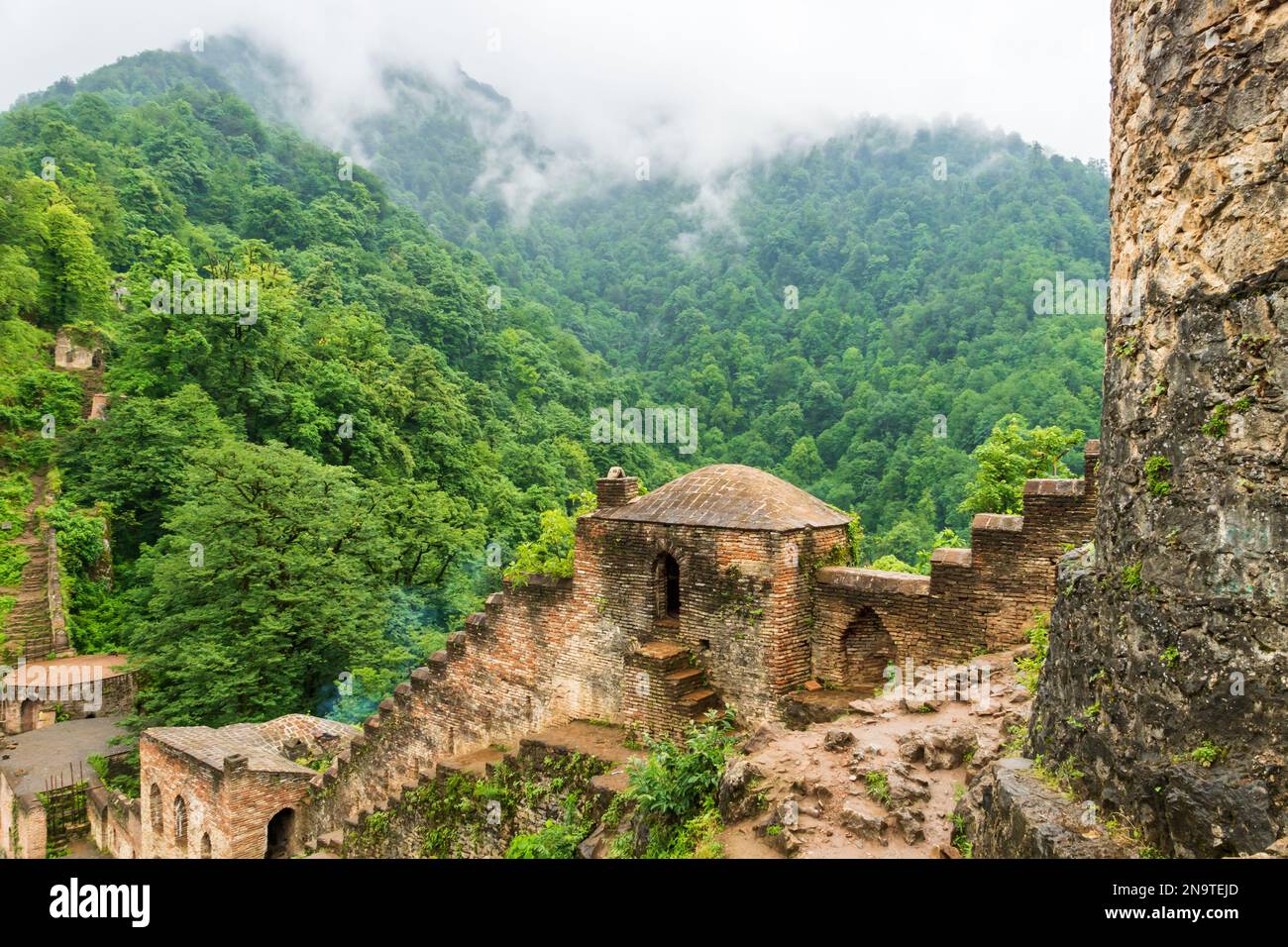 Architecture du château de Rudkhan en Iran. Le château de Rudkhan est un château médiéval en brique et pierre, situé au sud-ouest de la ville de Fuman, dans la province de Gilan, en Iran Banque D'Images