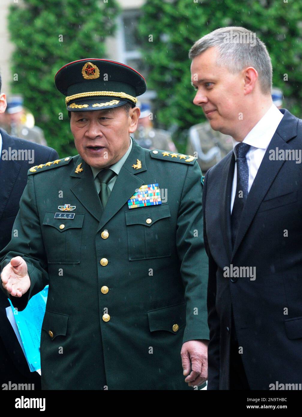 China's Defense Minister Gen. Liang Guanglie, left, and his Polish counterpart Tomasz Siemoniak attend the welcoming ceremony in Warsaw, Poland, Wednesday, May 16, 2012. (AP Photo/Alik Keplicz) Banque D'Images