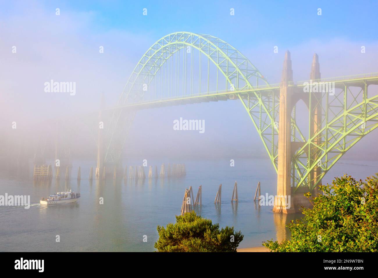 Pont de la baie de Yaquina dans le brouillard à Newport le long de la côte de l'Oregon ; Newport, Oregon, États-Unis d'Amérique Banque D'Images