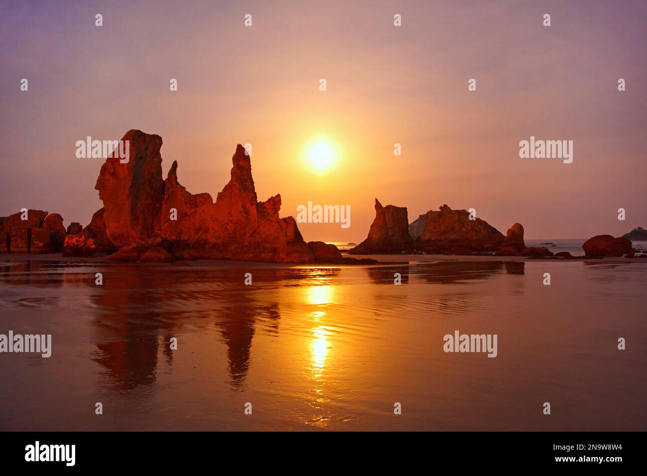 Formations rocheuses découpées sur la plage de Bandon Beach au coucher du soleil à marée basse, côte de l'Oregon ; Oregon, États-Unis d'Amérique Banque D'Images