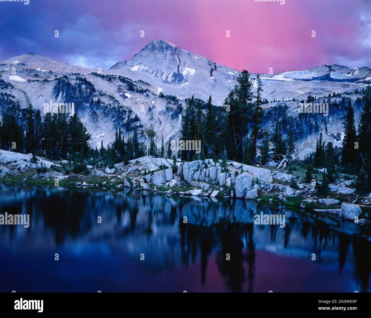 Lac de montagne dans une nature sauvage sauvage au crépuscule, forêt nationale de Wallowa, Oregon, États-Unis ; Oregon, États-Unis d'Amérique Banque D'Images