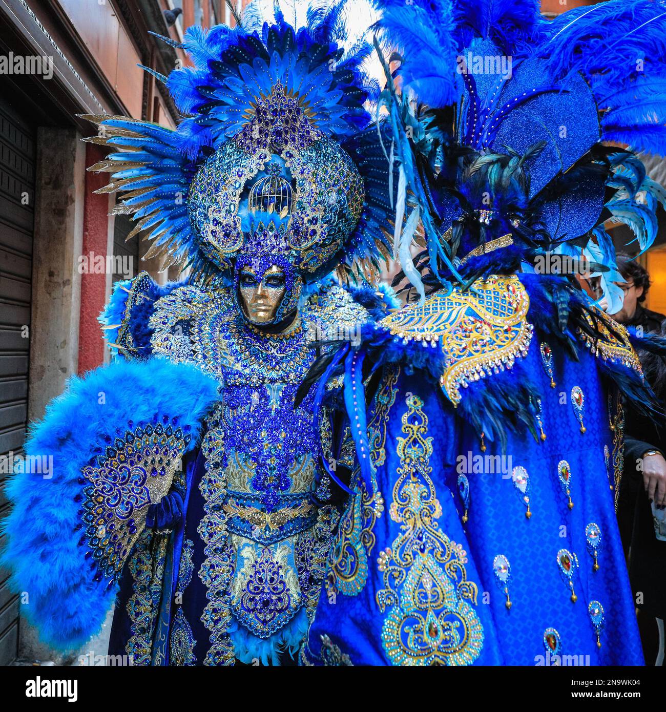 Venise, Italie. 12th févr. 2023. Les participants et les fêtards costumés se mêlent aux touristes, aux visiteurs et aux habitants de la région tandis que le carnaval bat son plein dans les rues et les places de Venise. Credit: Imagetraceur/Alamy Live News Banque D'Images