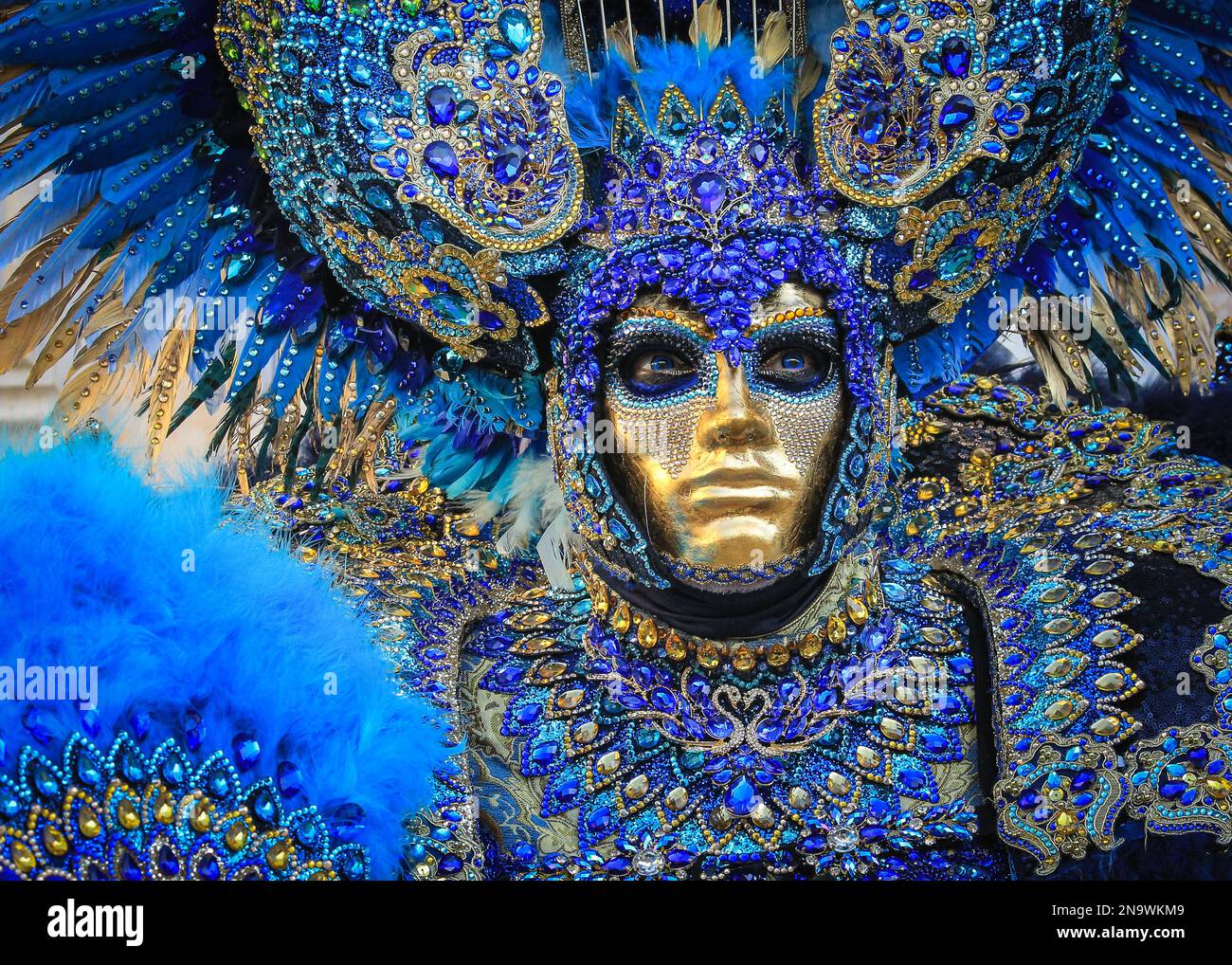 Venise, Italie. 12th févr. 2023. Participants à l'extérieur de l'église Chiesa di San Zaccaria en costumes élaborés, souvent faits à la main et conçus individuellement. Les participants et les fêtards costumés se mêlent aux touristes, aux visiteurs et aux habitants de la région tandis que le carnaval bat son plein dans les rues et les places de Venise. Credit: Imagetraceur/Alamy Live News Banque D'Images