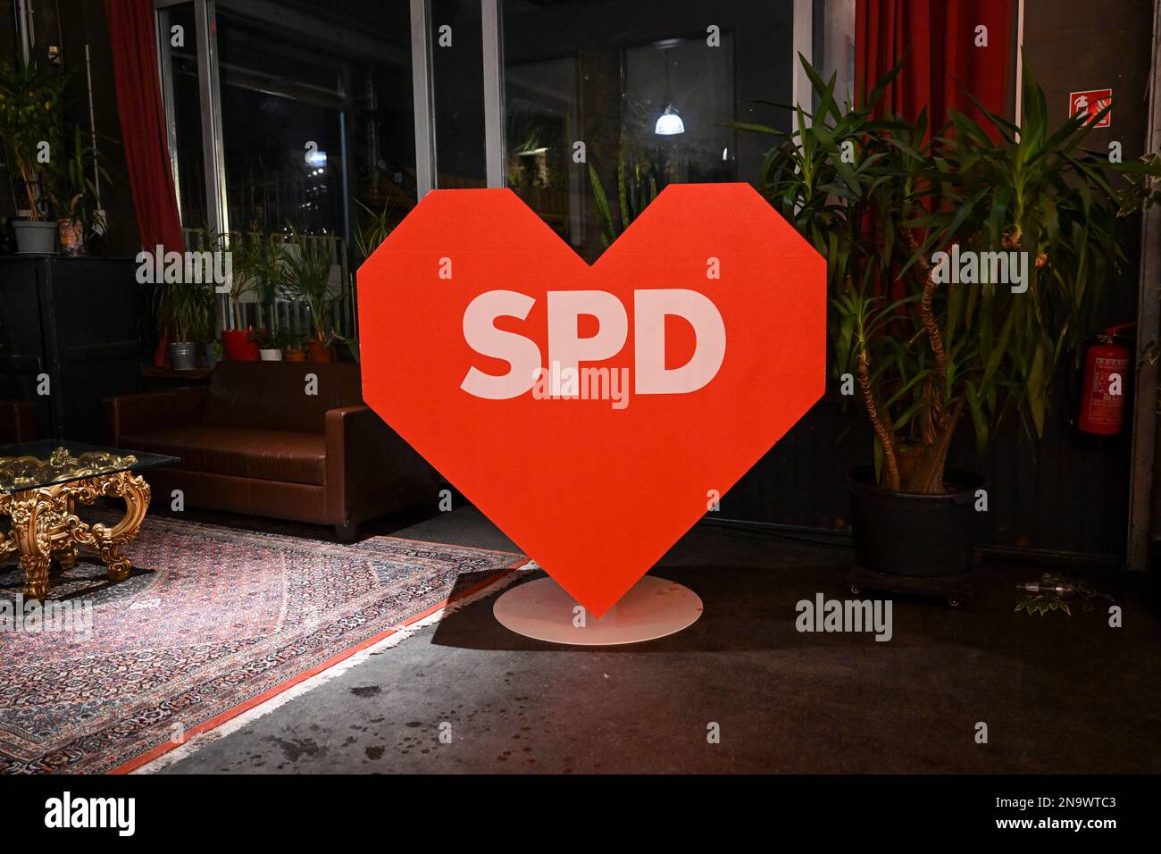 Berlin, Allemagne. 12th févr. 2023. Au parti électoral du SPD dans le Festsaal Kreuzberg est un coeur avec le logo du SPD. L'élection de la Chambre des représentants de Berlin sur 26 septembre 2021 en 19th, qui a par la suite été déclarée invalide par la Cour constitutionnelle de Berlin, a été répétée dimanche. Credit: Christophe bateau/dpa/Alay Live News Banque D'Images