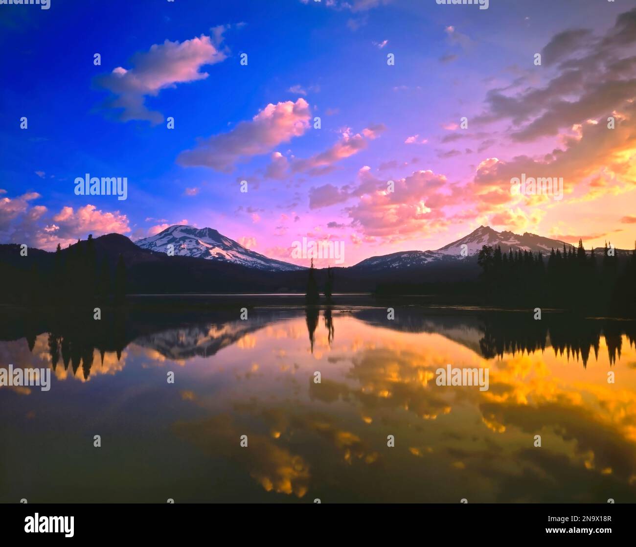 Lever du soleil sur le lac Sparks et vue sur South Sister et Broken Top dans Three Sisters Wilderness, Oregon Cascade Mountains dans le nord-ouest du Pacifique Banque D'Images