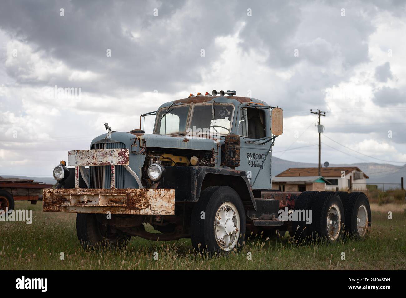 Un vieux camion Mack abandonné dans le champ Banque D'Images