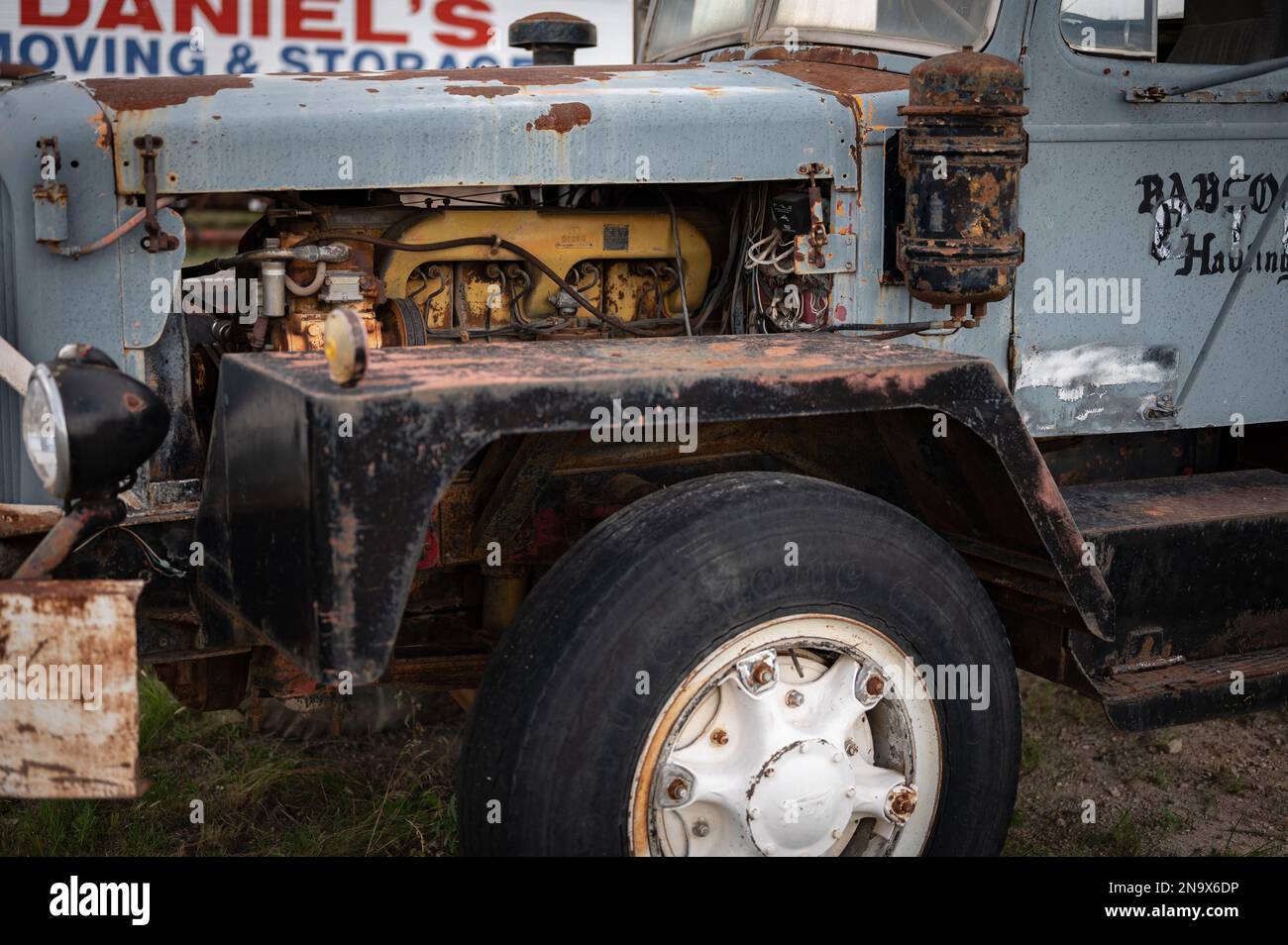 Le détail du moteur du camion Old Mack abandonné sur le terrain Banque D'Images