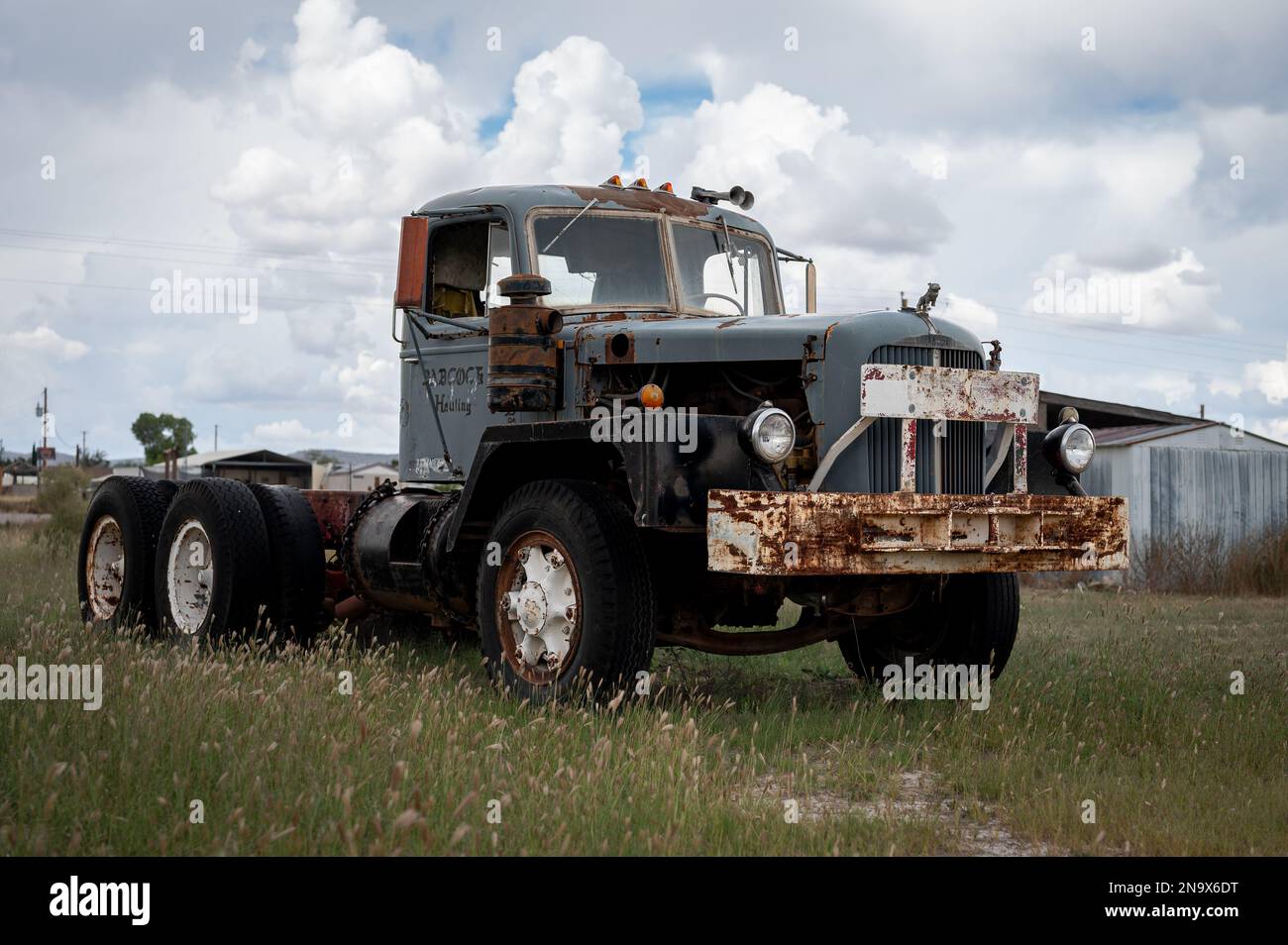 Un vieux camion Mack abandonné dans le champ Banque D'Images