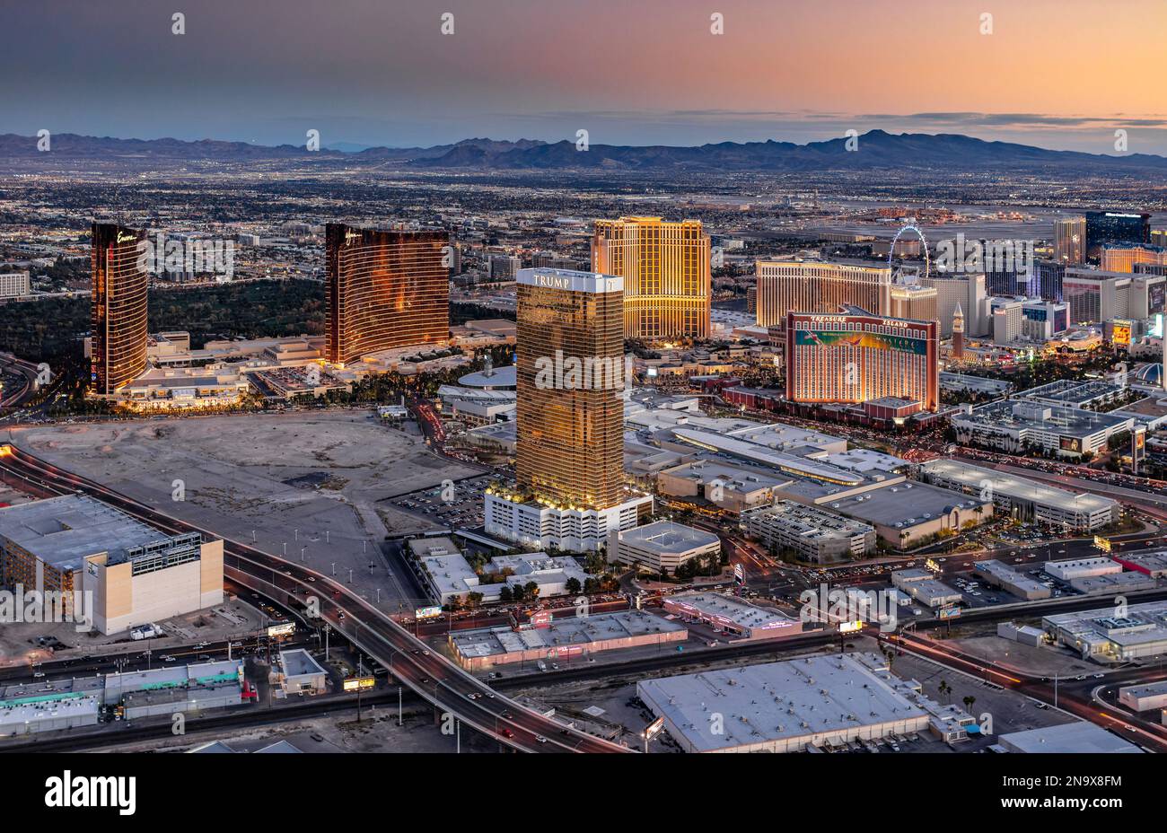 Vue aérienne en soirée de Las Vegas, Nevada, avec le Trump International Hotel. Banque D'Images