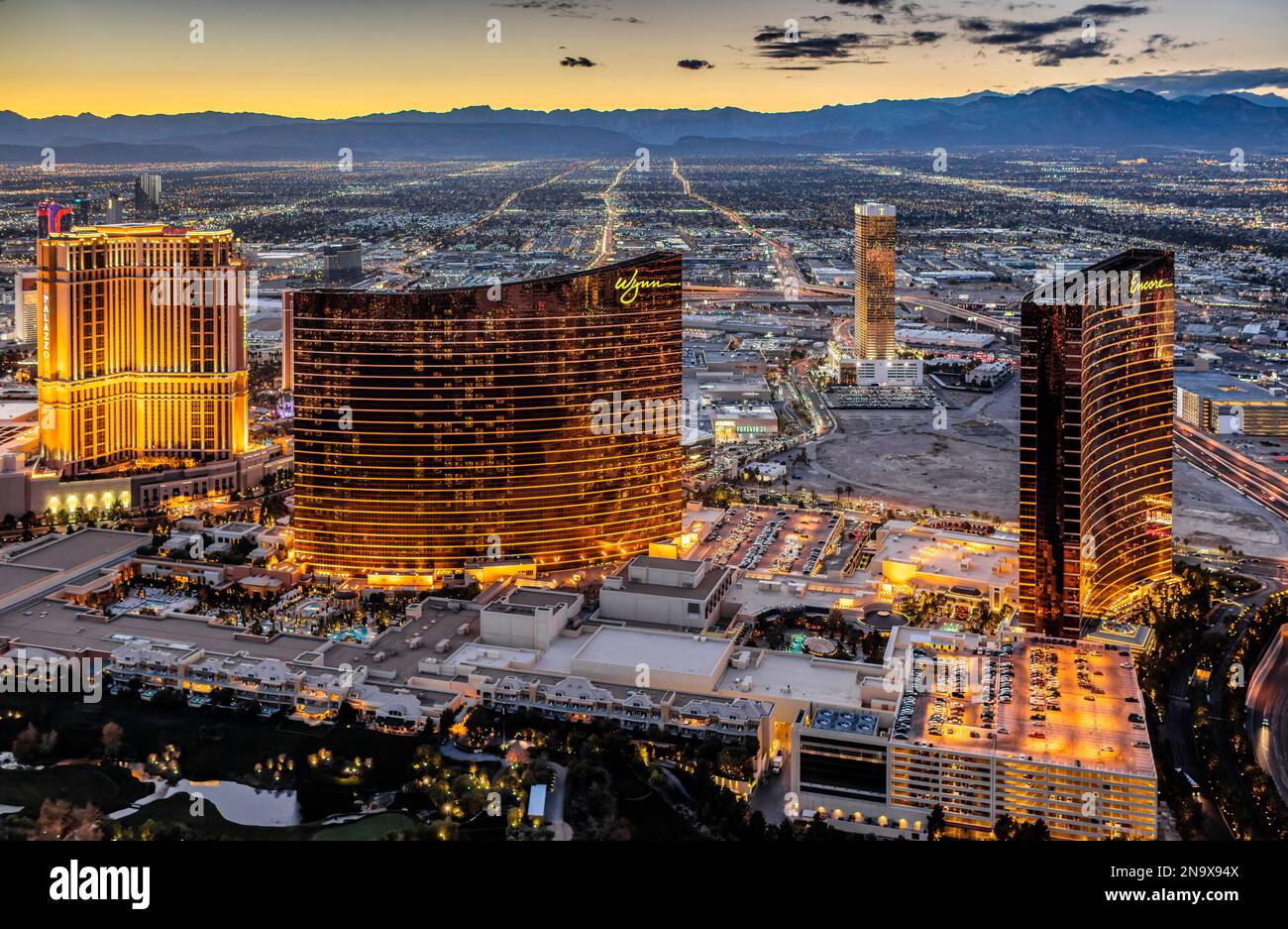 Vue aérienne de soirée partie de Las Vegas Strip avec Palazzo, Wynn, et