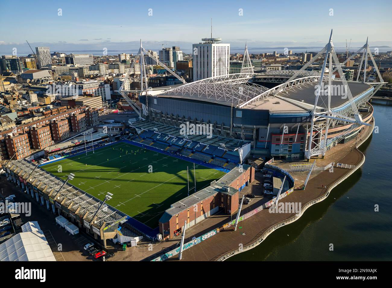 Vue aérienne du centre de Cardiff et du stade du millénaire (Principauté), à côté de la rivière Taff. Banque D'Images